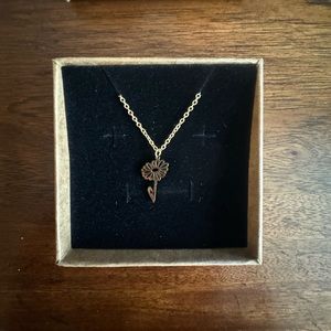 NWT Gold Daisy Necklace